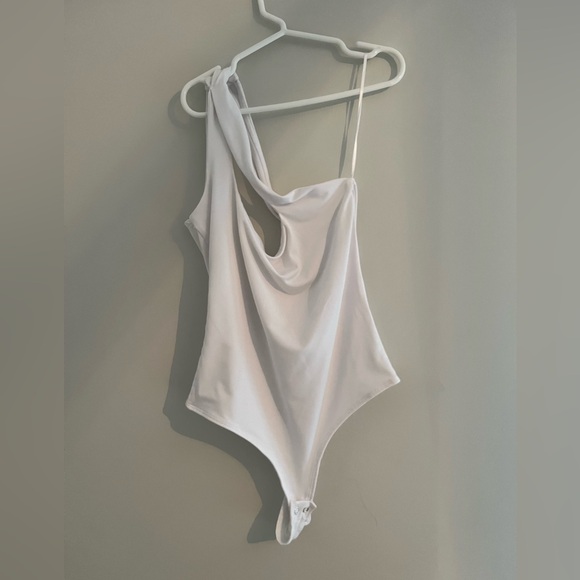 DYNAMITE Brooke Sculpt One Shoulder Bodysuit white size XS - Picture 2 of 4